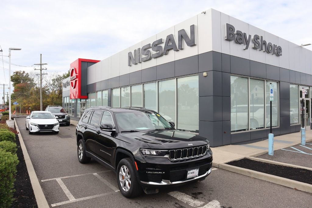 Used 2022 Jeep Grand Cherokee L Limited AWD/4WD image 2