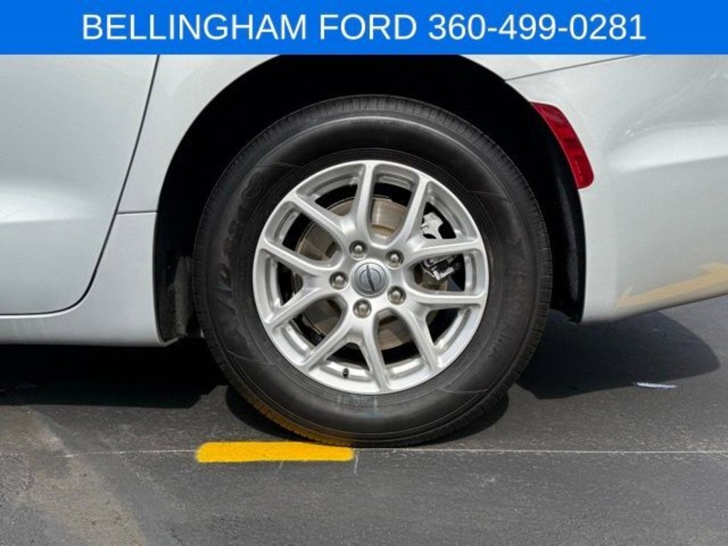 Used 2024 Chrysler Pacifica Touring-L image 13