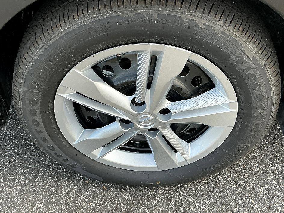 New 2025 Nissan Kicks S image 8