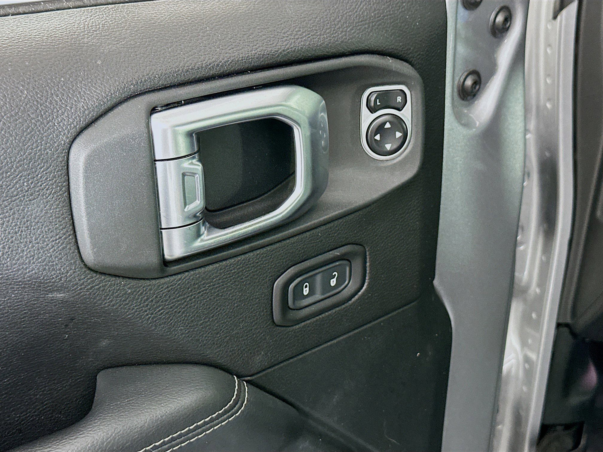 Used 2020 Jeep Gladiator Overland AWD/4WD image 15