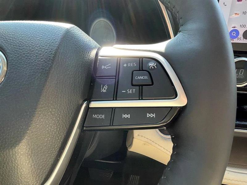Used 2024 Toyota Highlander LE image 35
