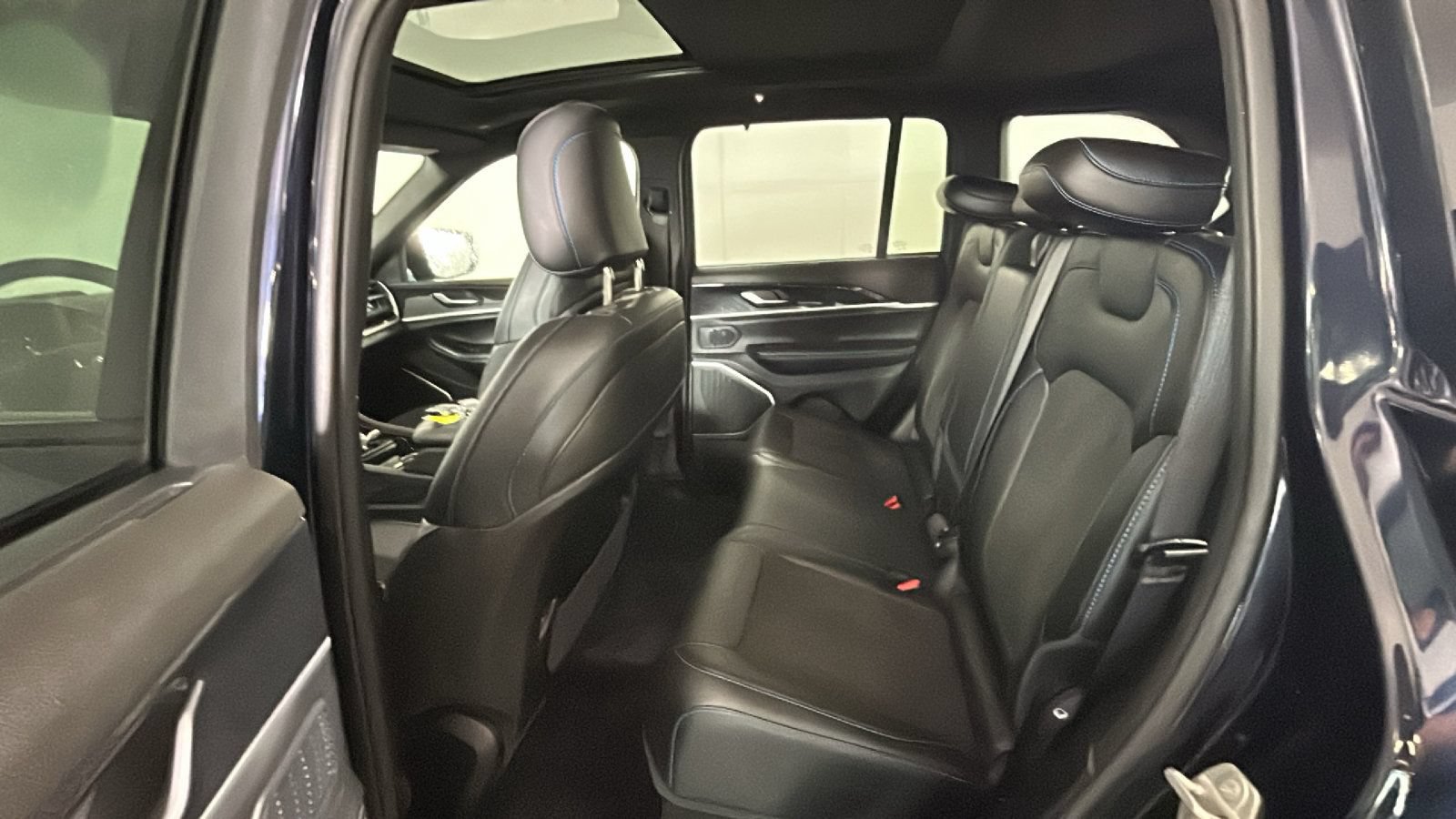 Used 2023 Jeep Grand Cherokee Trailhawk w/ Luxury Tech Group III AWD/4WD image 32