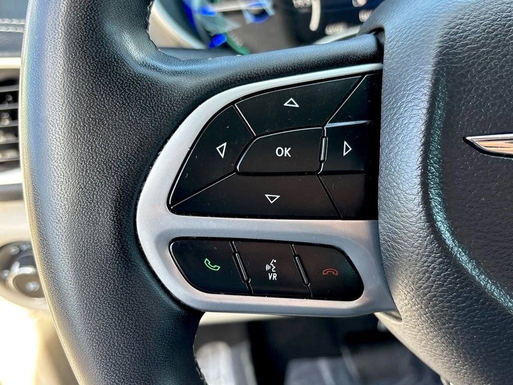 Used 2023 Chrysler Pacifica Touring-L image 14