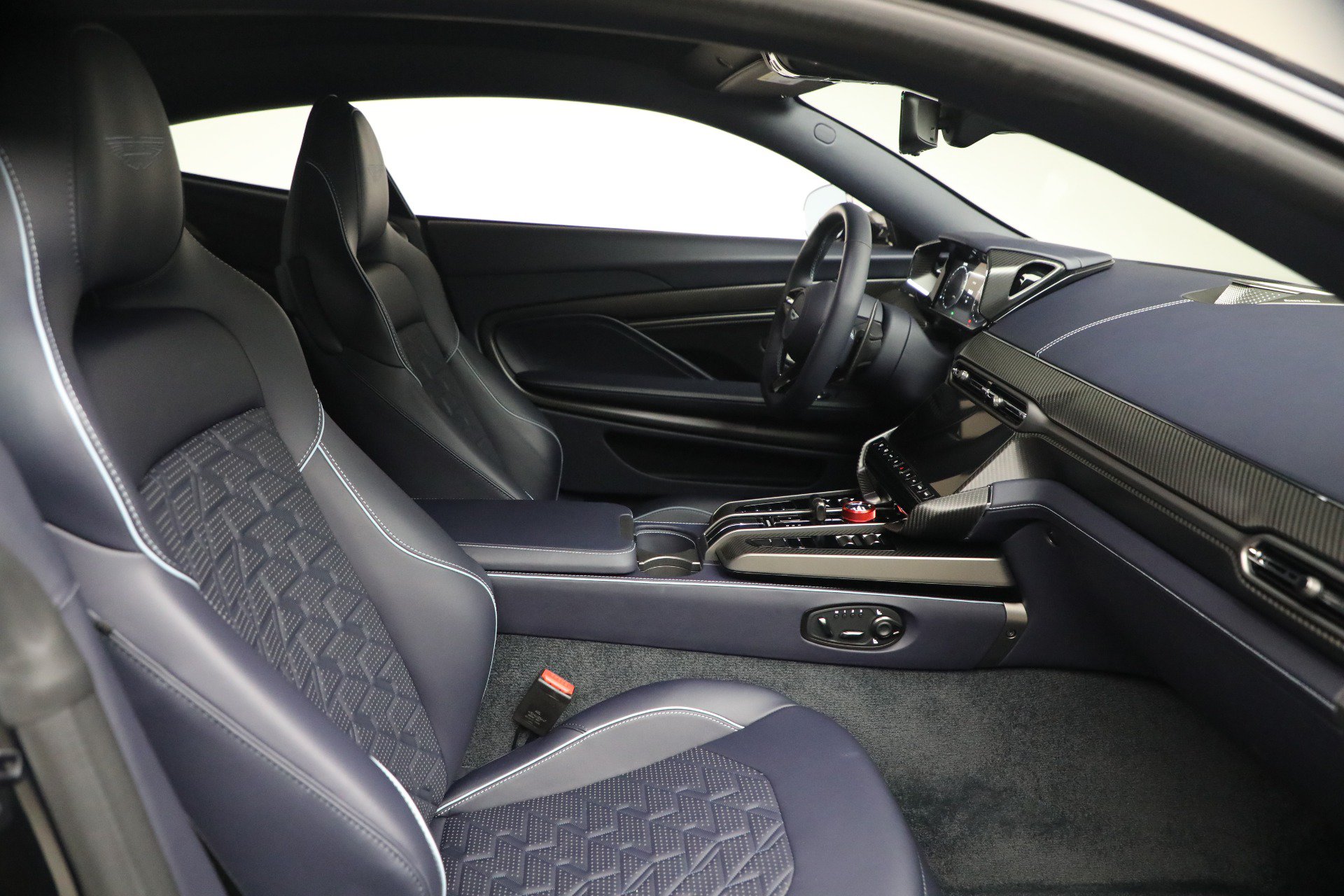 Used 2025 Aston Martin Vanquish RWD image 19