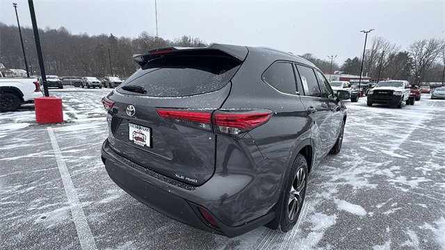 Used 2022 Toyota Highlander XLE image 5