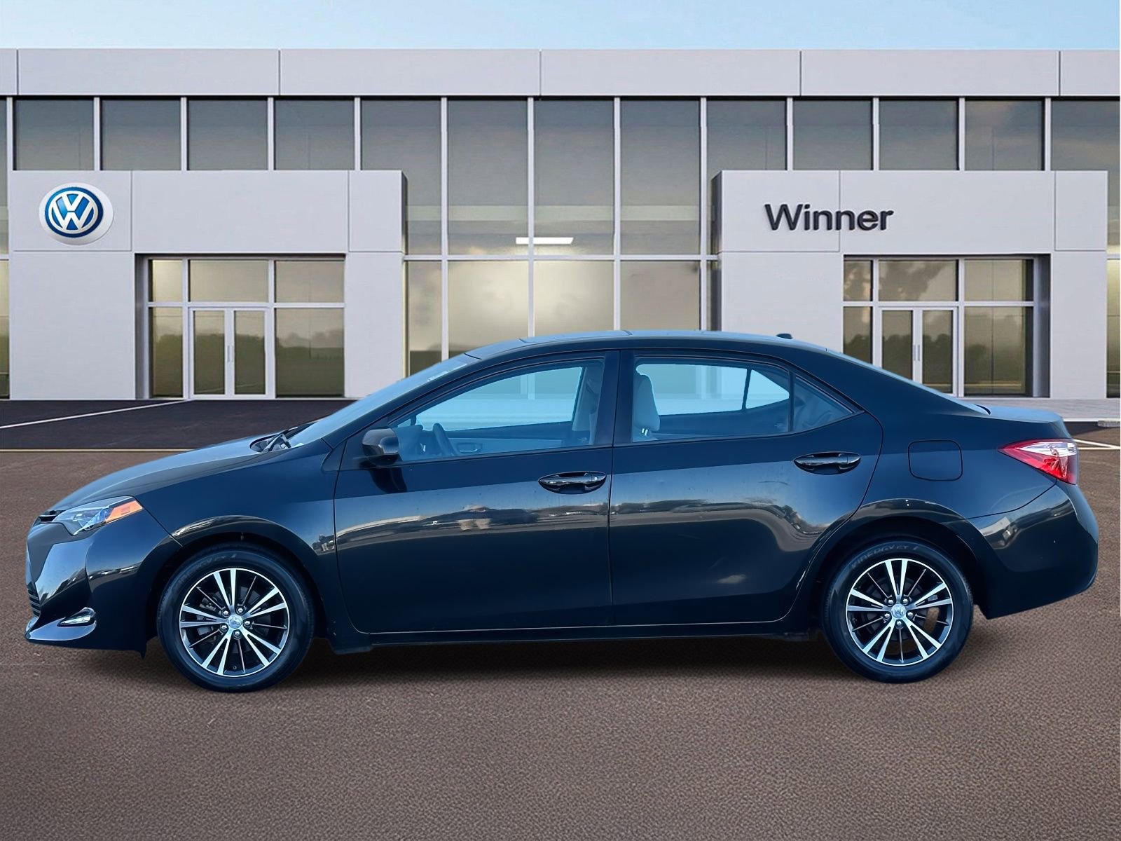 Used 2018 Toyota Corolla LE image 2