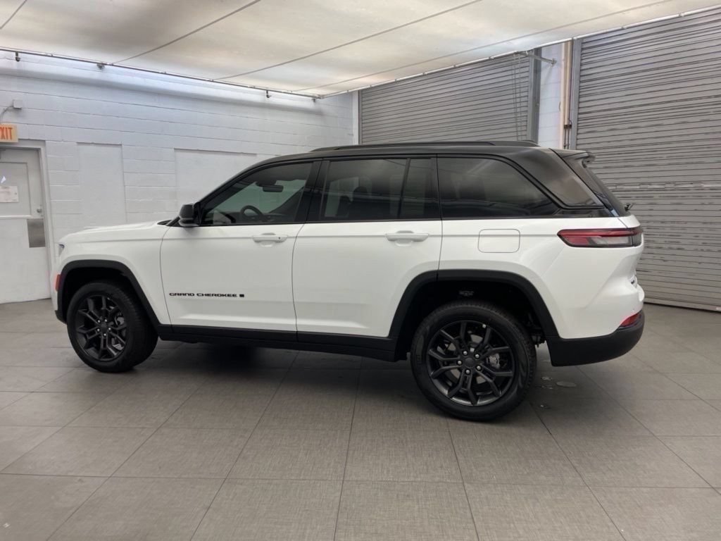 New 2025 Jeep Grand Cherokee Limited w/ Trailer Tow Package AWD/4WD image 5