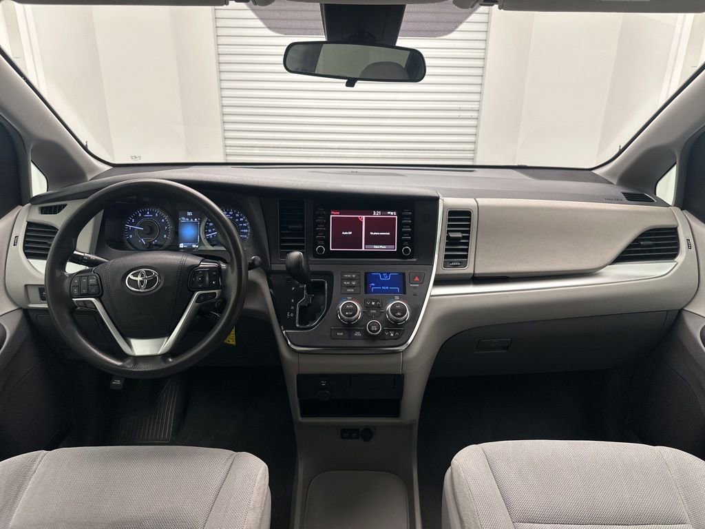 Used 2019 Toyota Sienna L image 17