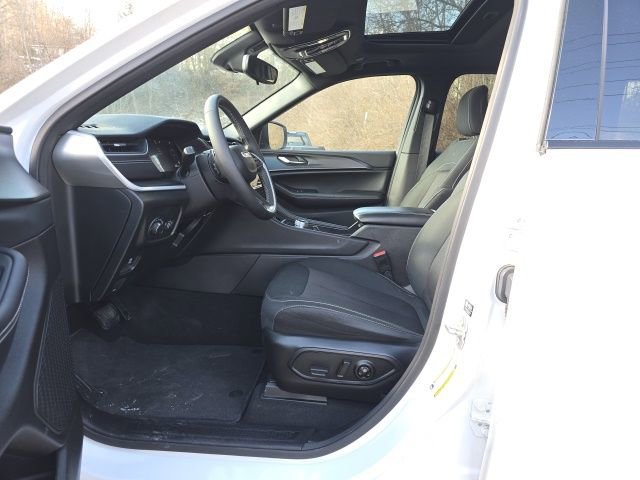 Used 2024 Jeep Grand Cherokee Laredo X image 17