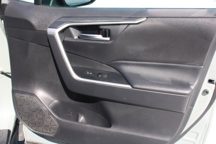 Used 2020 Toyota RAV4 XLE AWD/4WD image 18