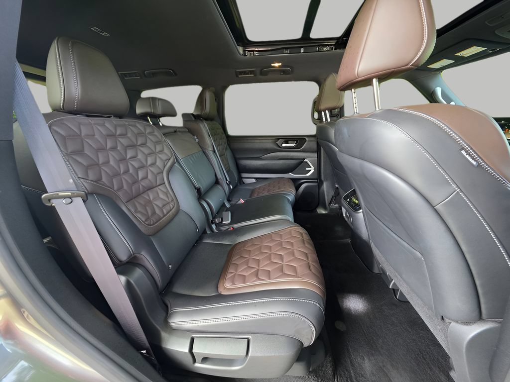 Used 2025 Nissan Armada Platinum Reserve AWD/4WD image 11