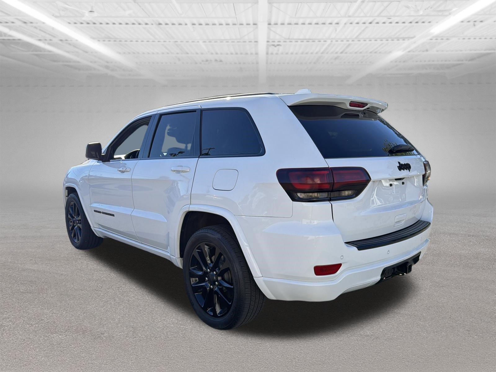 Used 2017 Jeep Grand Cherokee Altitude RWD image 3