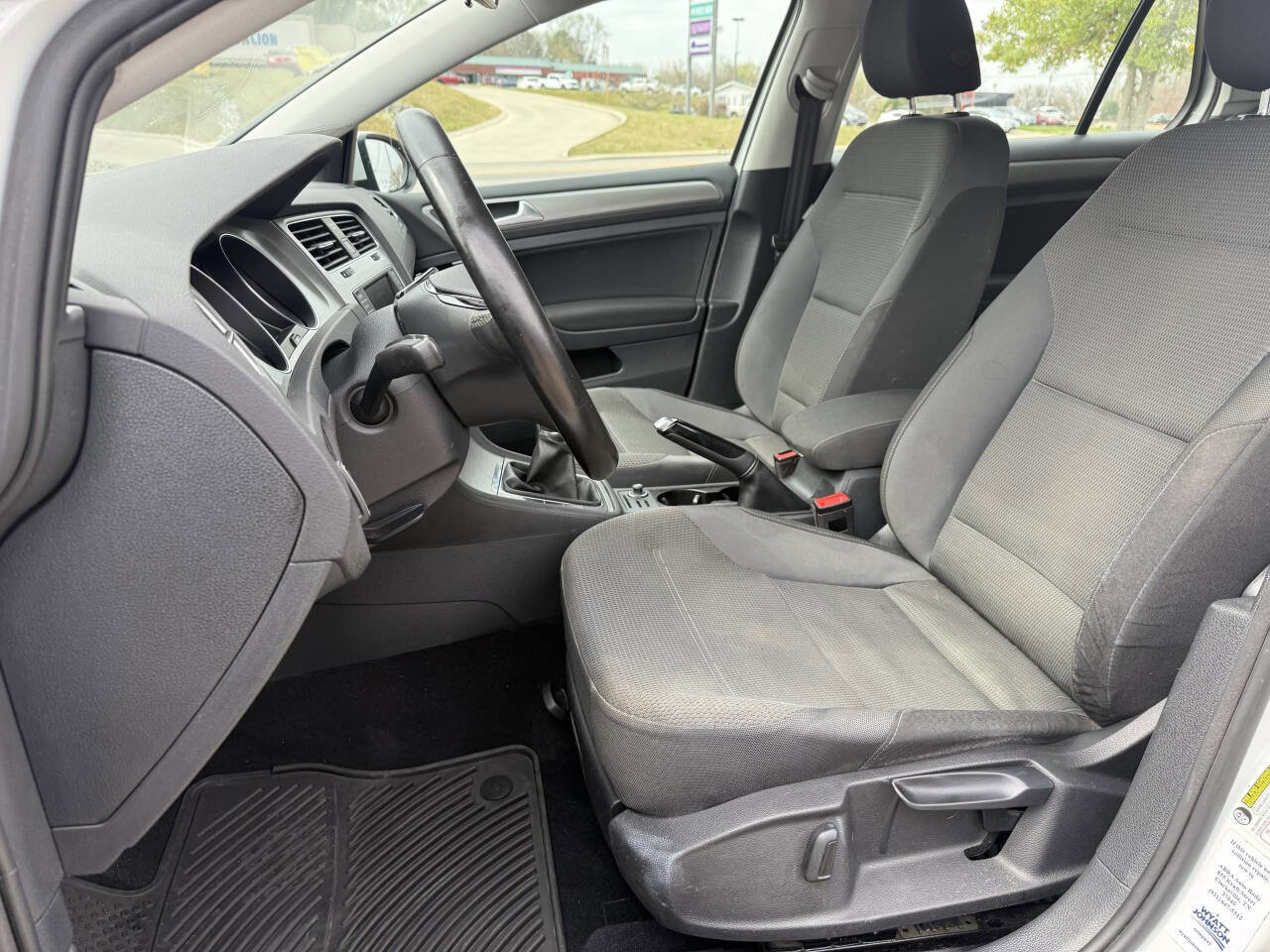 Used 2017 Volkswagen Golf S image 16