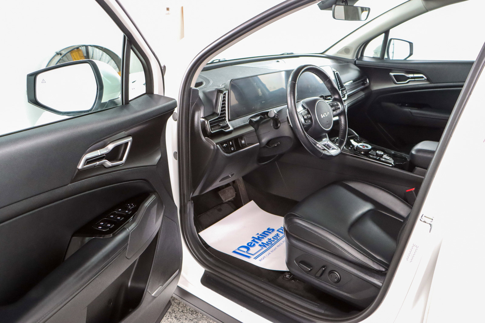 Used 2023 Kia Sportage EX AWD/4WD image 3