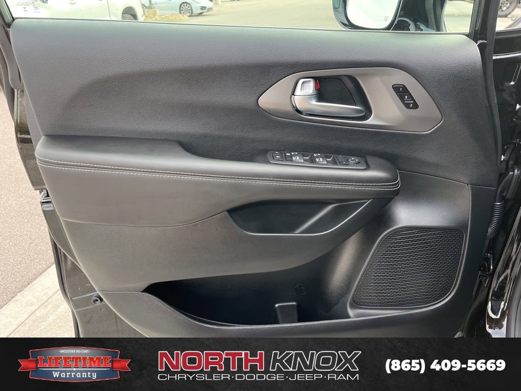 New 2026 Chrysler Pacifica Select image 5