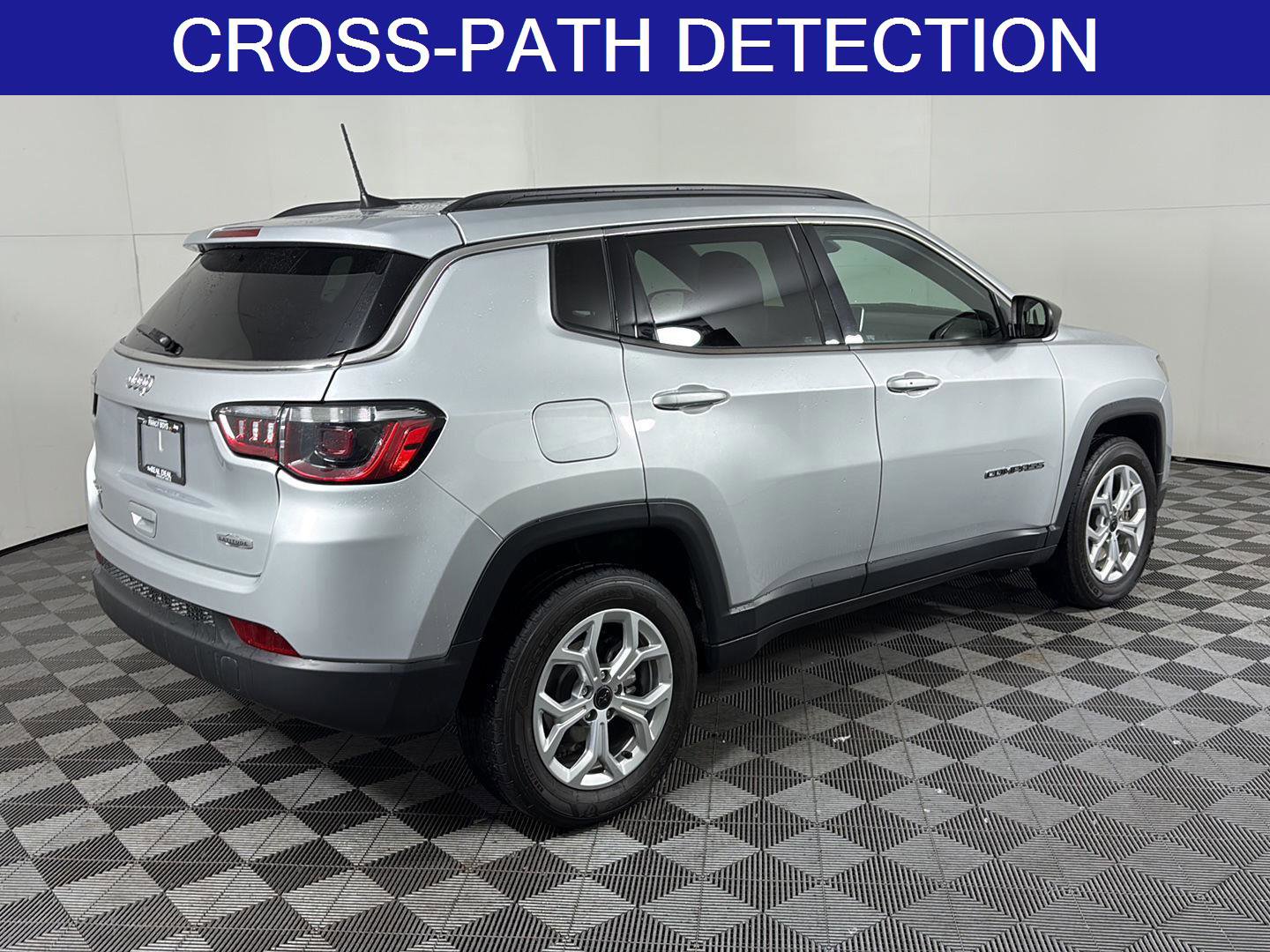 Used 2025 Jeep Compass Latitude image 5