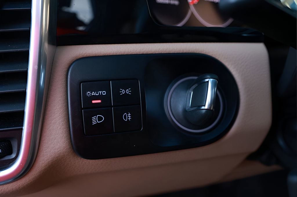 Used 2023 Porsche Cayenne image 40