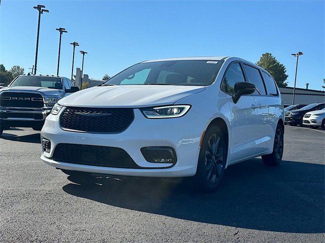 New 2026 Chrysler Pacifica Select image 3