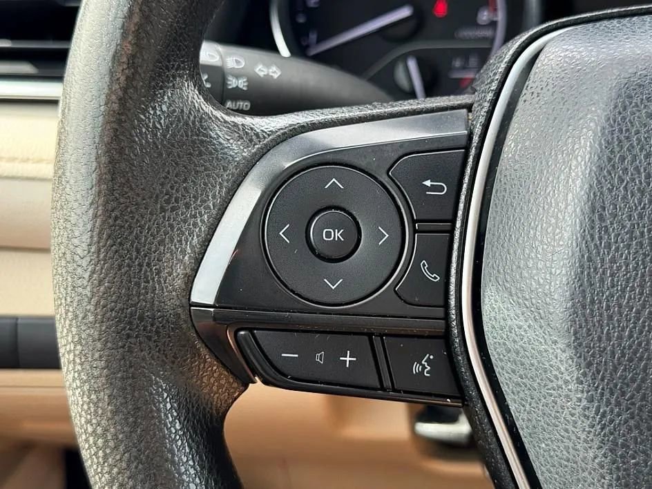 Used 2018 Toyota Camry LE image 12