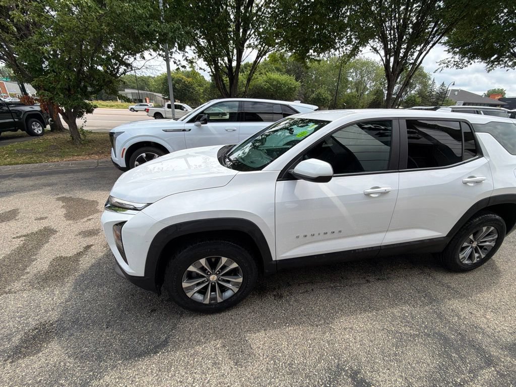 Used 2025 Chevrolet Equinox LT FWD image 2