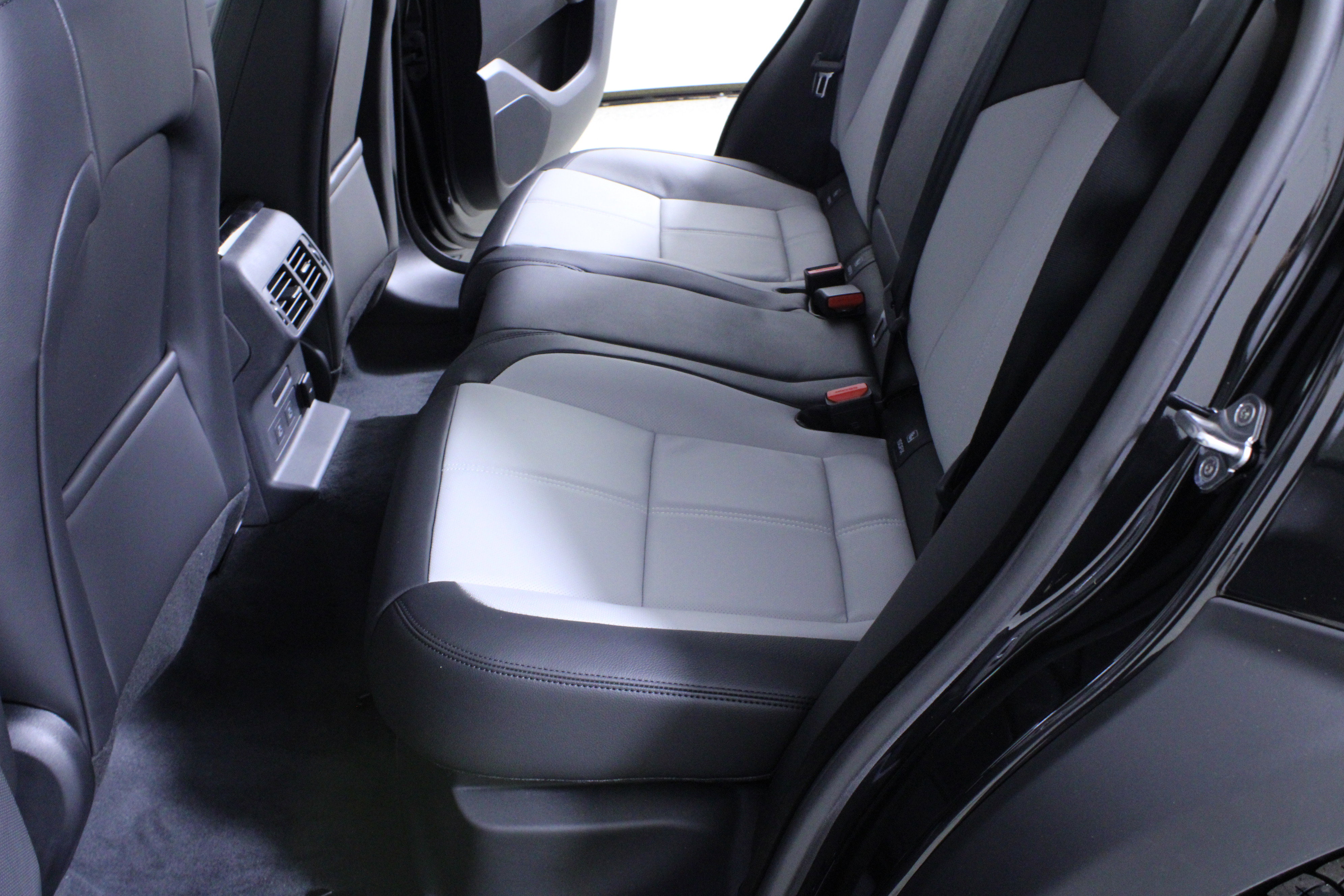 New 2026 Land Rover Range Rover Velar Dynamic SE image 10