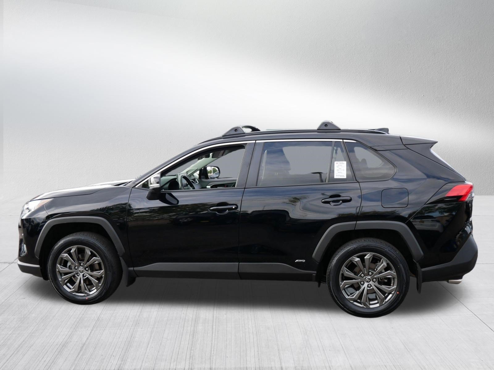 Used 2022 Toyota RAV4 XLE Premium AWD/4WD image 4