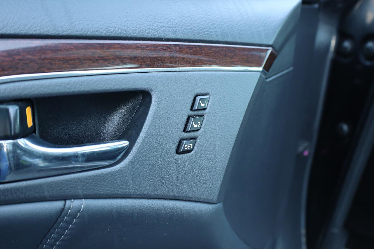 Used 2010 Toyota Avalon Limited FWD image 5