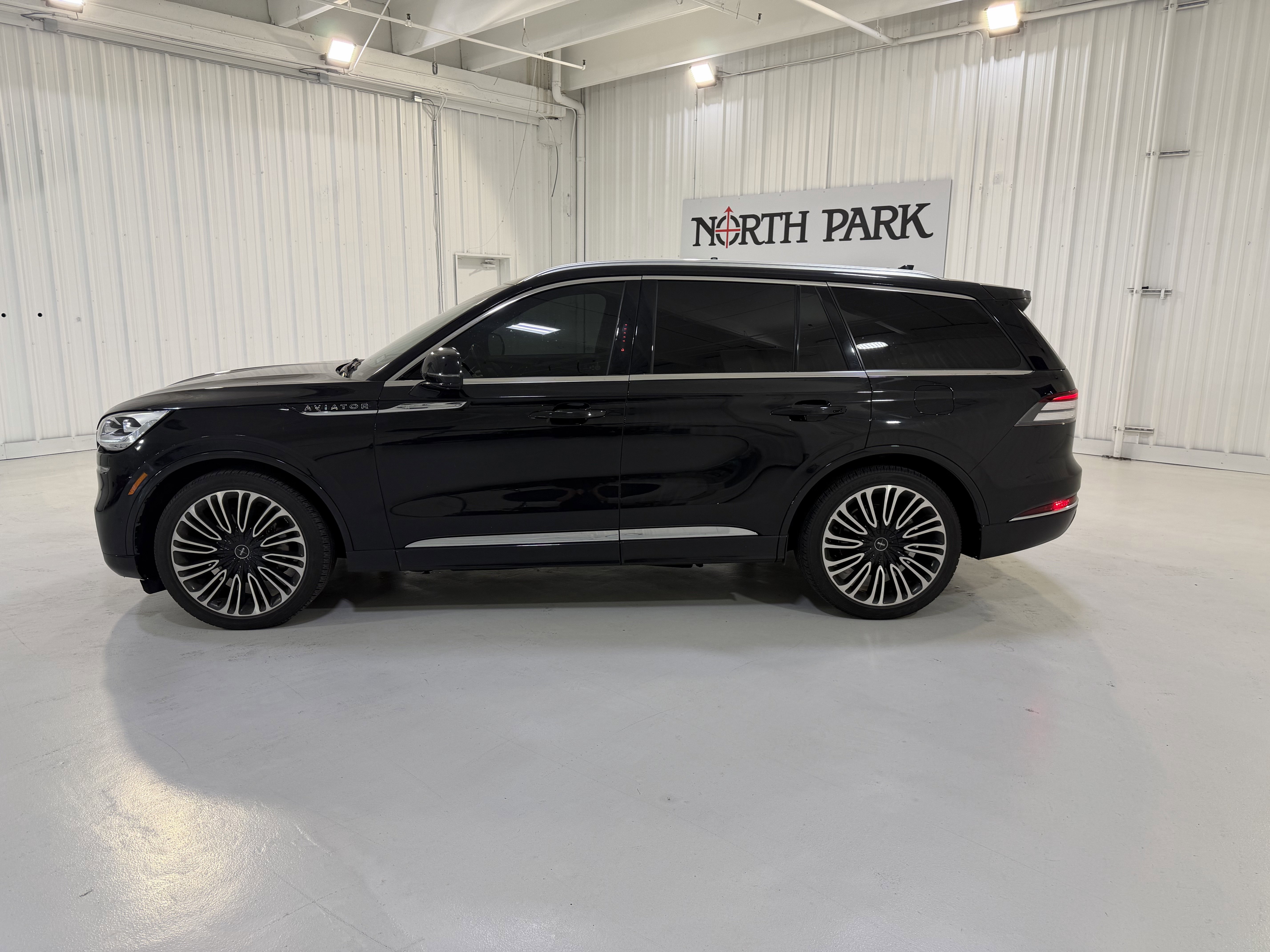 Used 2023 Lincoln Aviator Black Label w/ Dynamic Handling Package AWD/4WD image 2