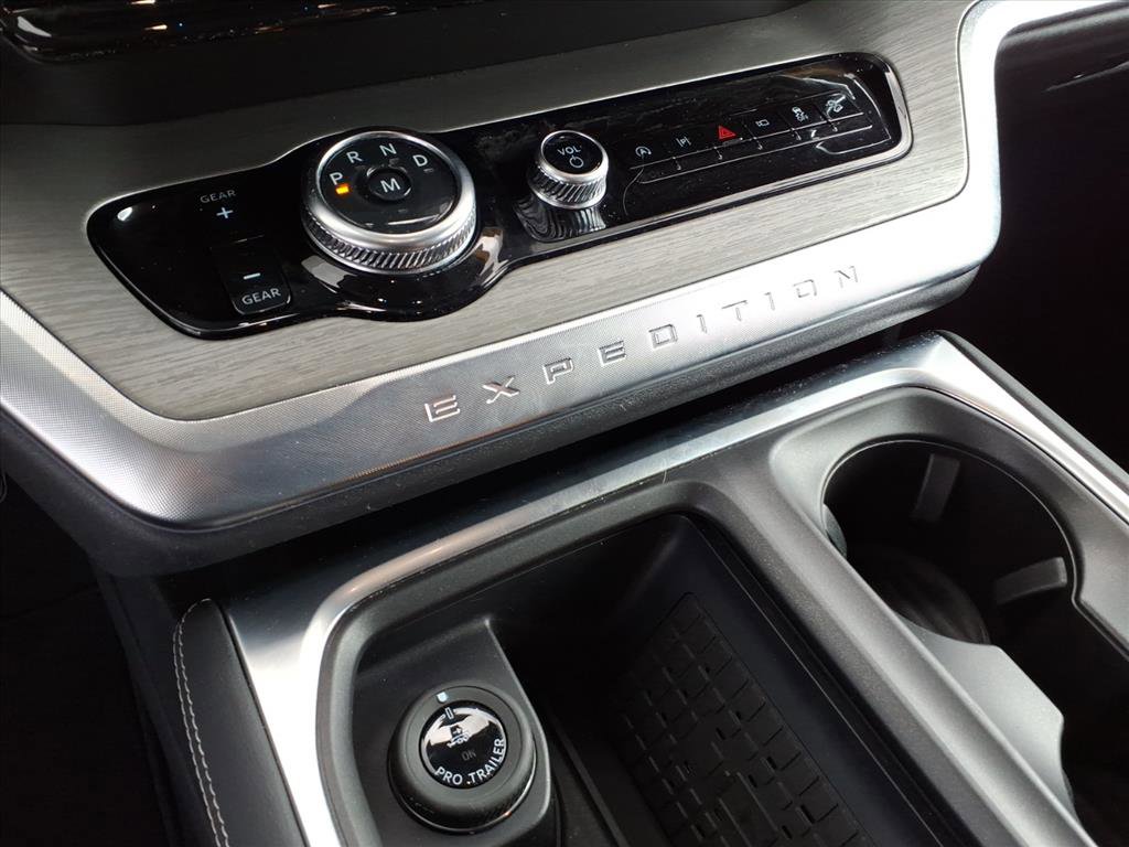 Used 2025 Ford Expedition Platinum image 11