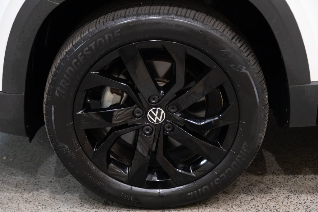 Used 2023 Volkswagen Taos SE w/ Panoramic Sunroof Package AWD/4WD image 7