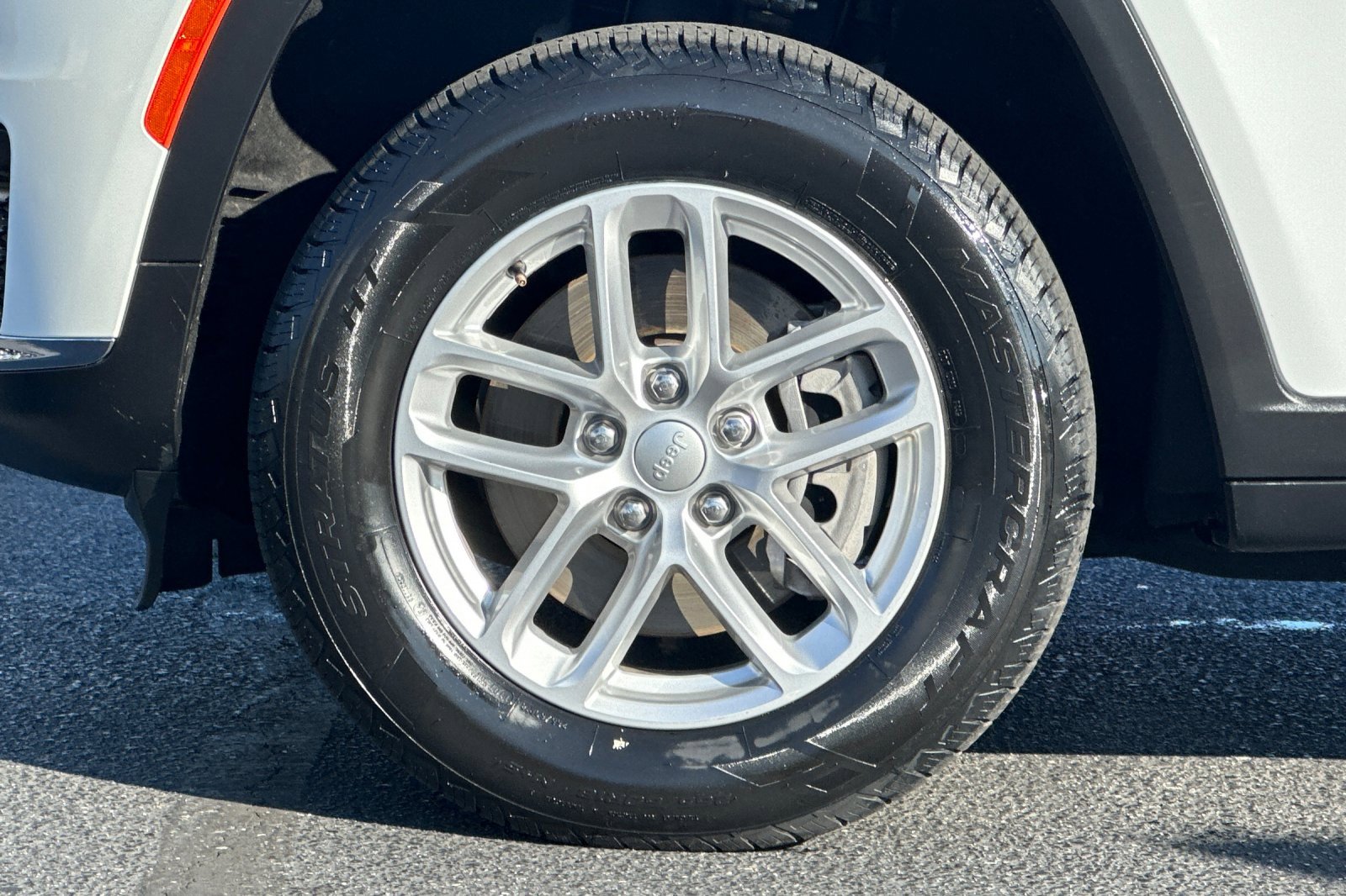 Used 2023 Jeep Grand Cherokee L Laredo image 12