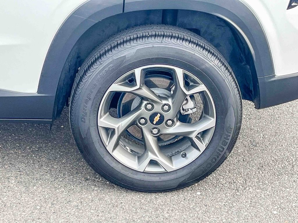 Certified 2025 Chevrolet Trax LT w/ LT Convenience Package image 14