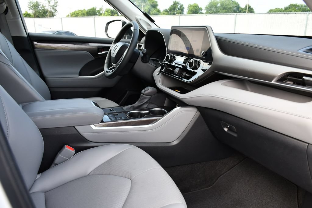 Used 2024 Toyota Highlander Limited FWD image 38