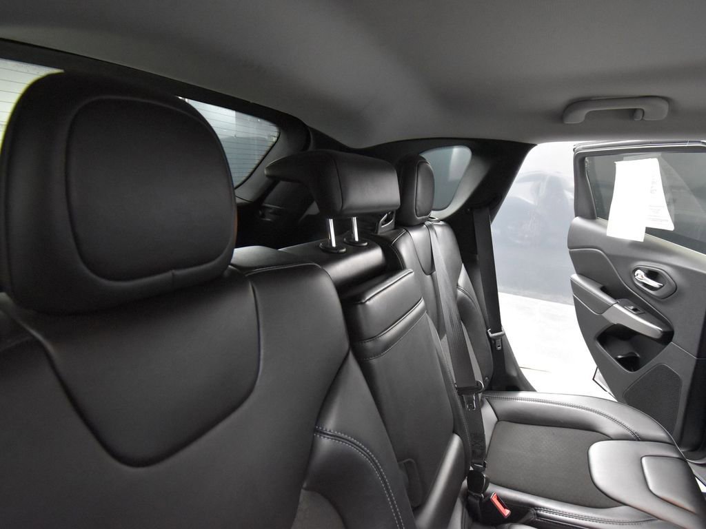 Used 2019 Jeep Cherokee Latitude Plus image 18