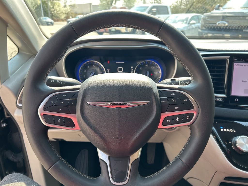 Used 2023 Chrysler Pacifica Touring-L image 12