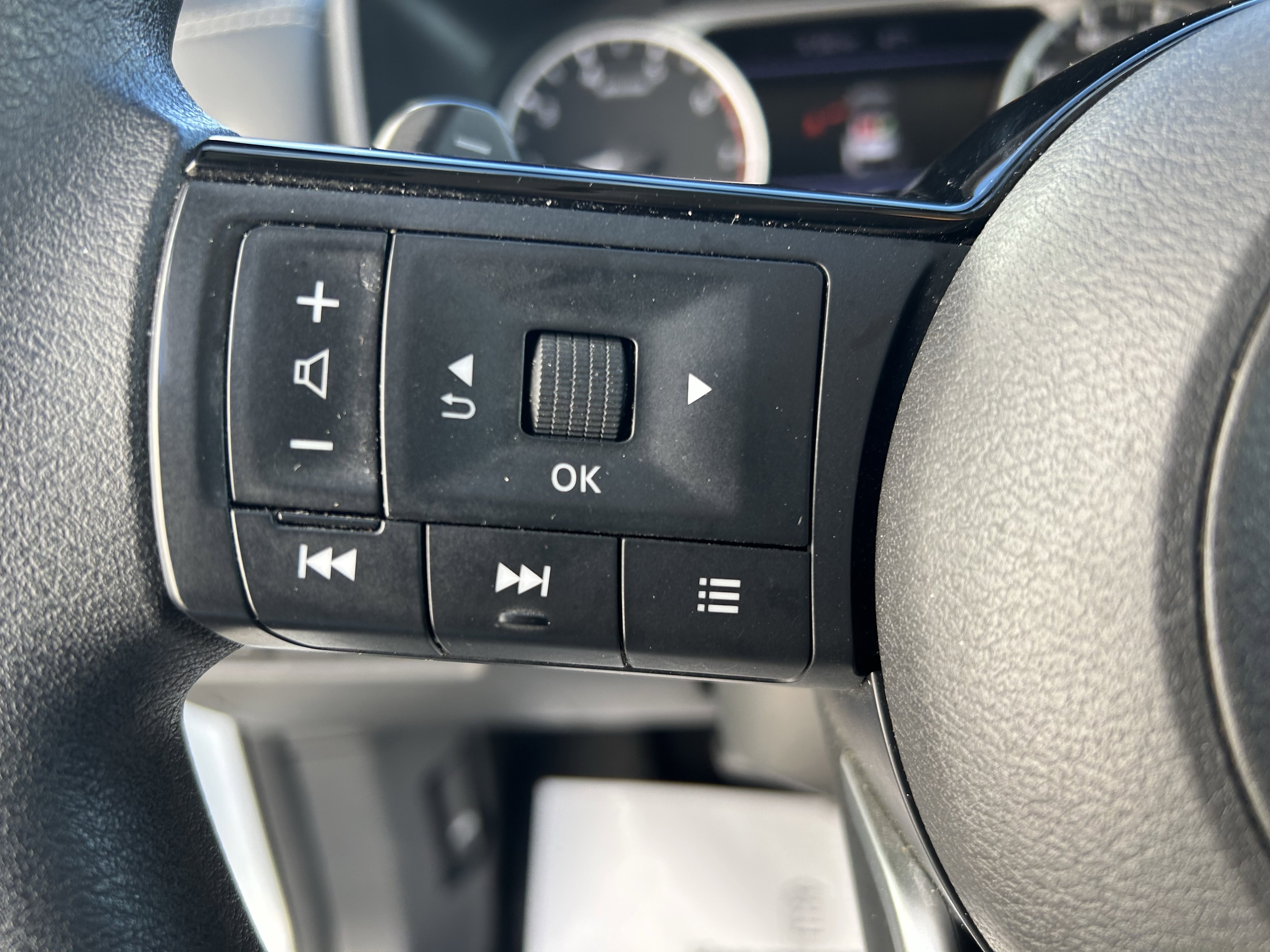 Used 2023 Nissan Rogue SV image 23