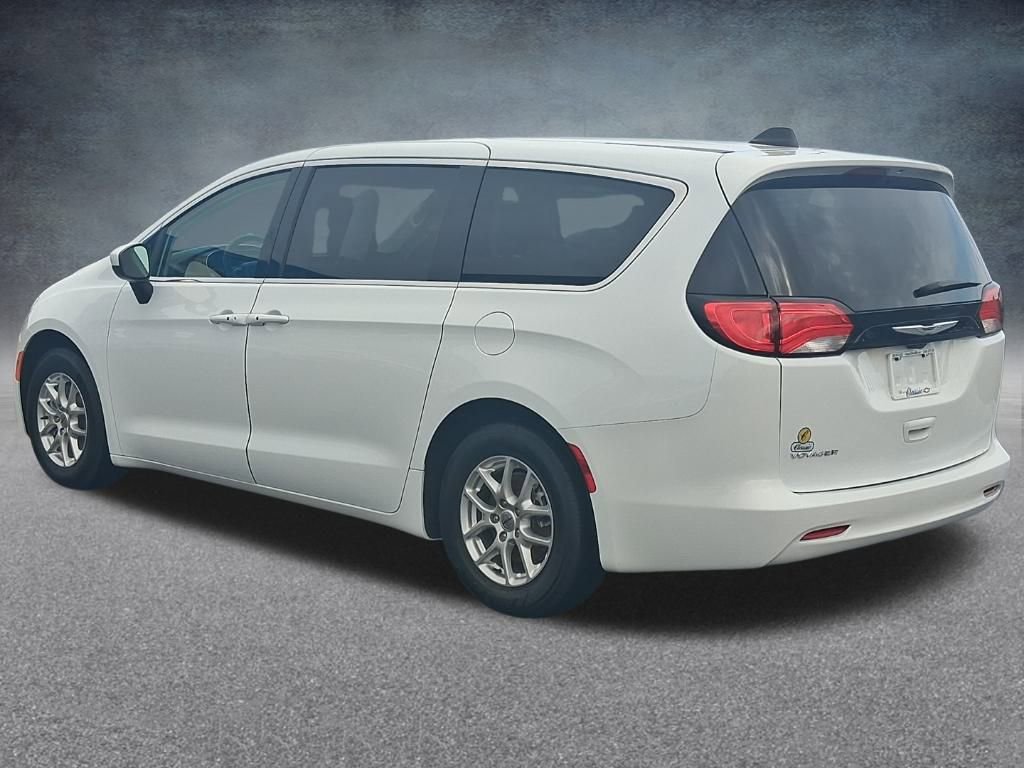 Used 2023 Chrysler Voyager LX image 9