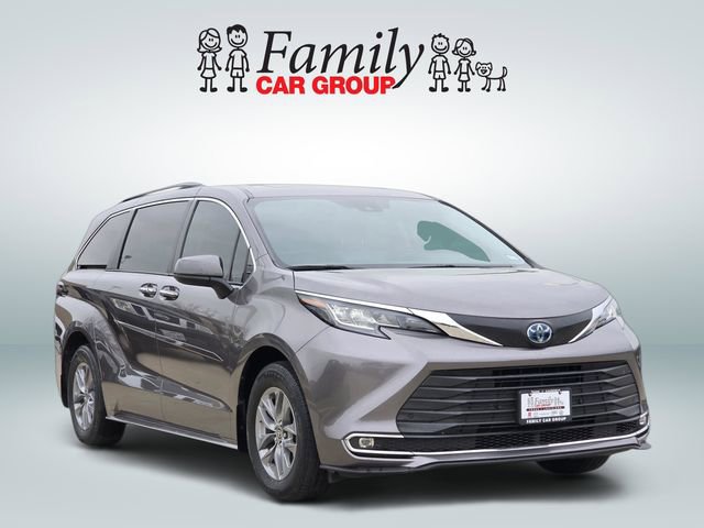 Used 2022 Toyota Sienna XLE image 2