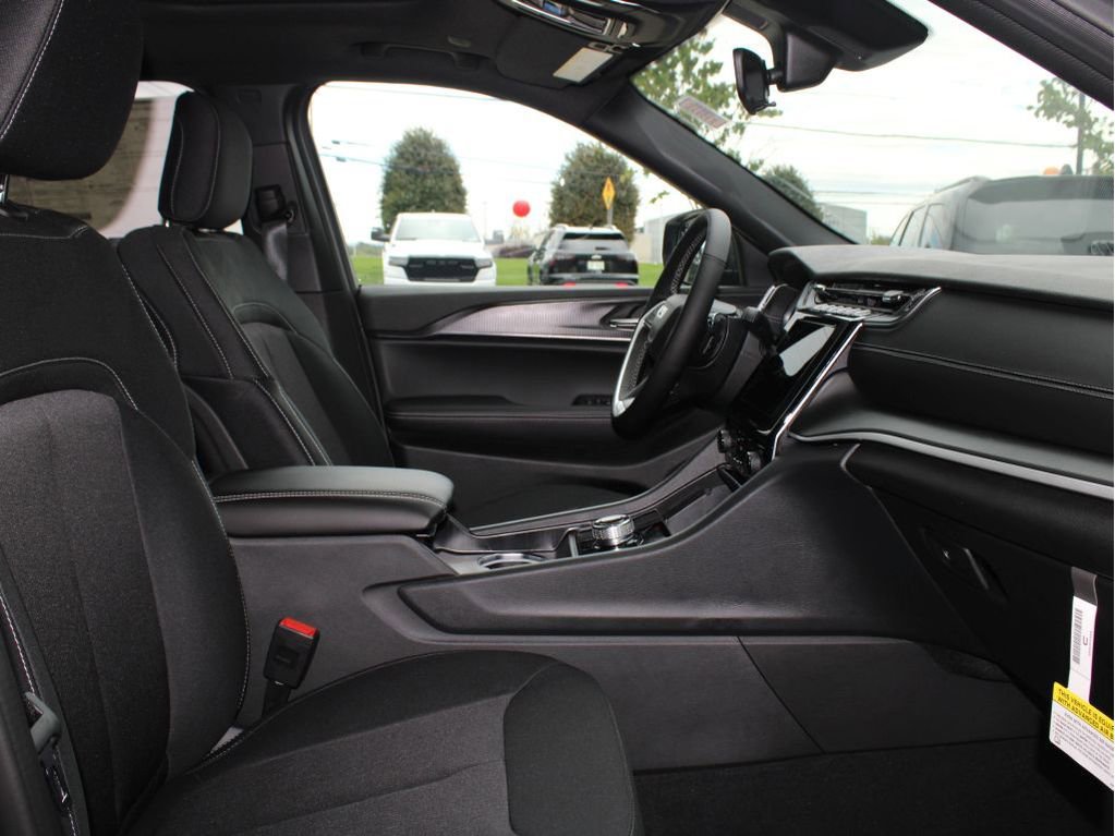 New 2025 Jeep Grand Cherokee Laredo X w/ Luxury Tech Group I image 34