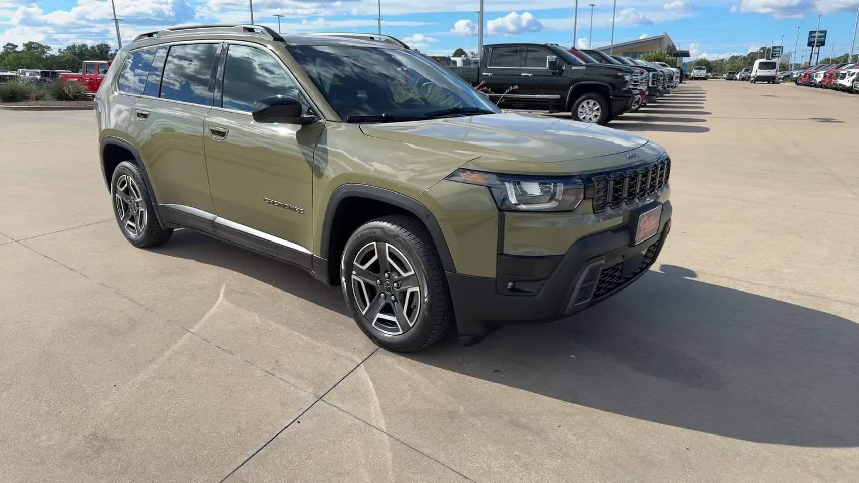 Used 2026 Jeep Cherokee Laredo AWD/4WD image 3