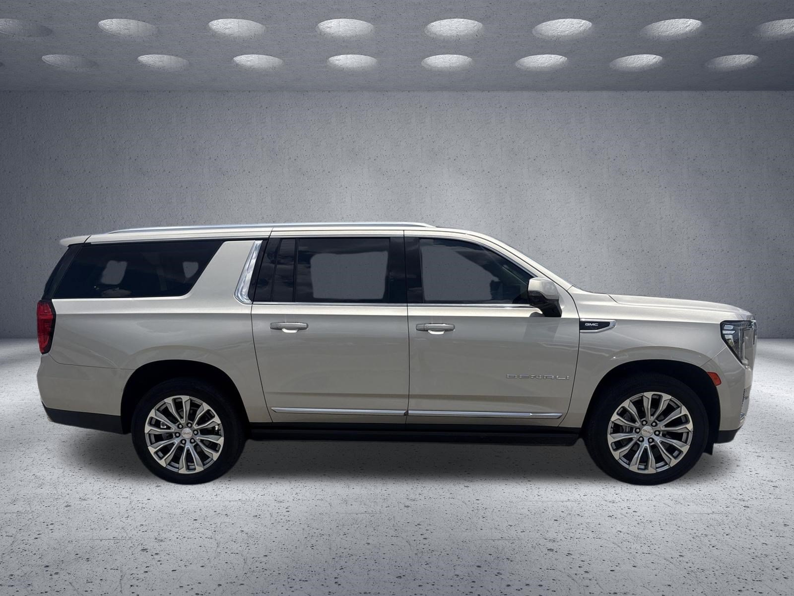 Used 2022 GMC Yukon XL Denali RWD image 4