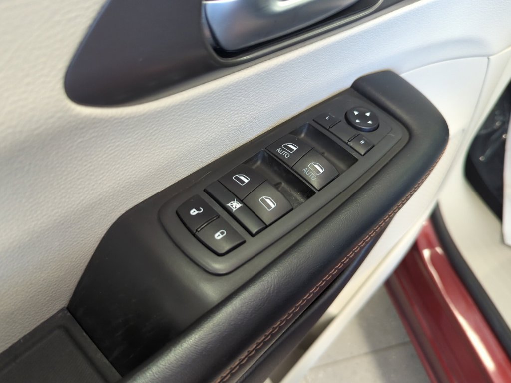 Used 2020 Chrysler Pacifica Touring-L FWD image 23