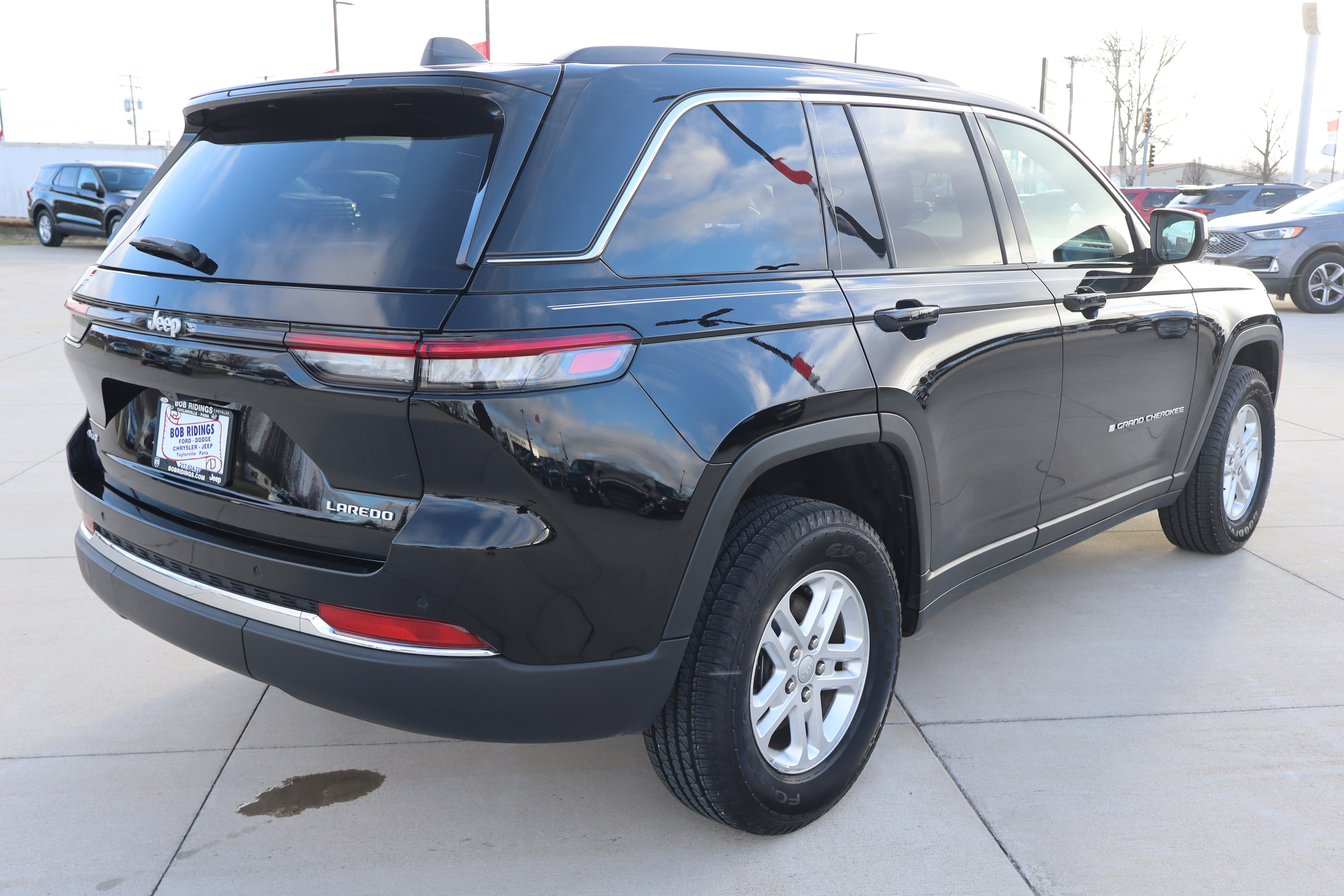 Used 2025 Jeep Grand Cherokee Laredo image 6