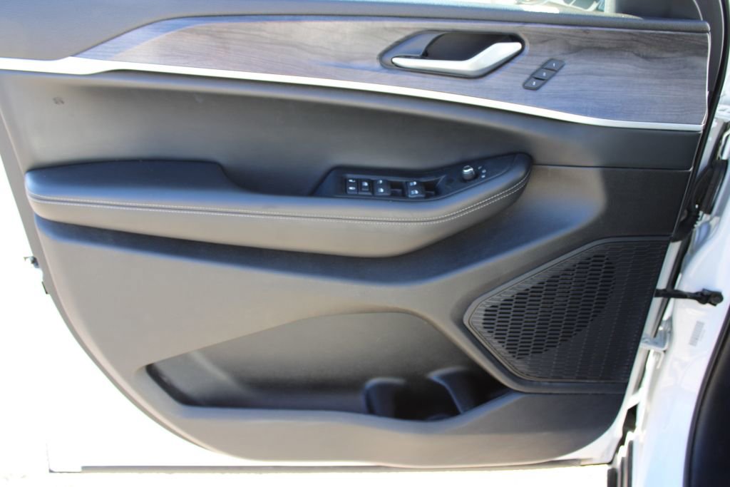 Used 2024 Jeep Grand Cherokee L Limited w/ Luxury Tech Group II image 35