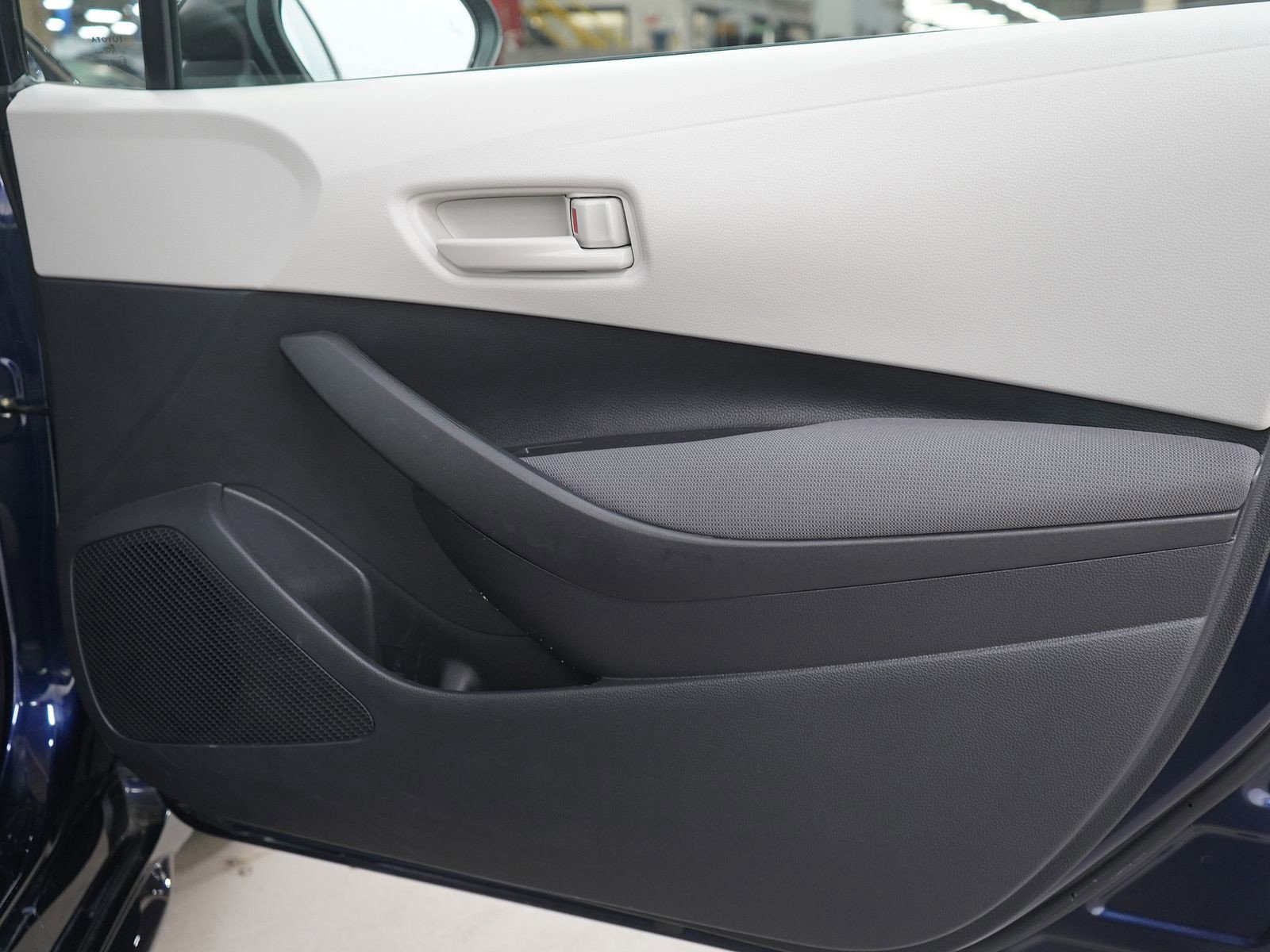 Used 2025 Toyota Corolla LE w/ LE Premium Package image 9