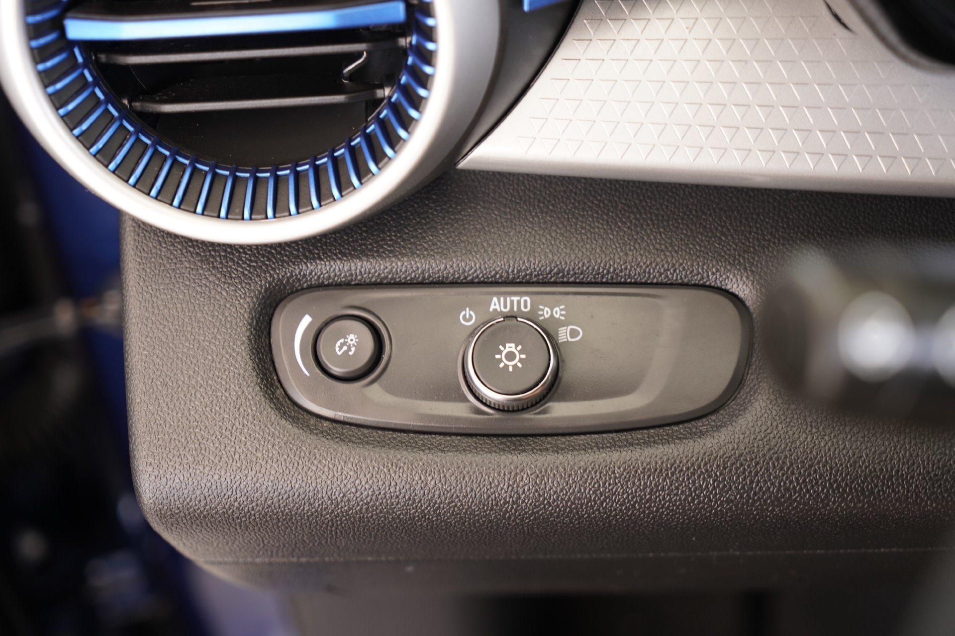 Used 2024 Chevrolet Trax LS w/ LS Convenience Package FWD image 18