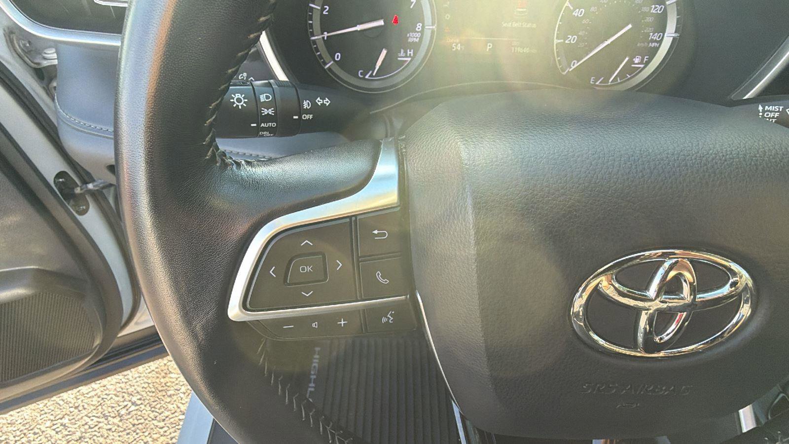 Used 2020 Toyota Highlander XLE image 26
