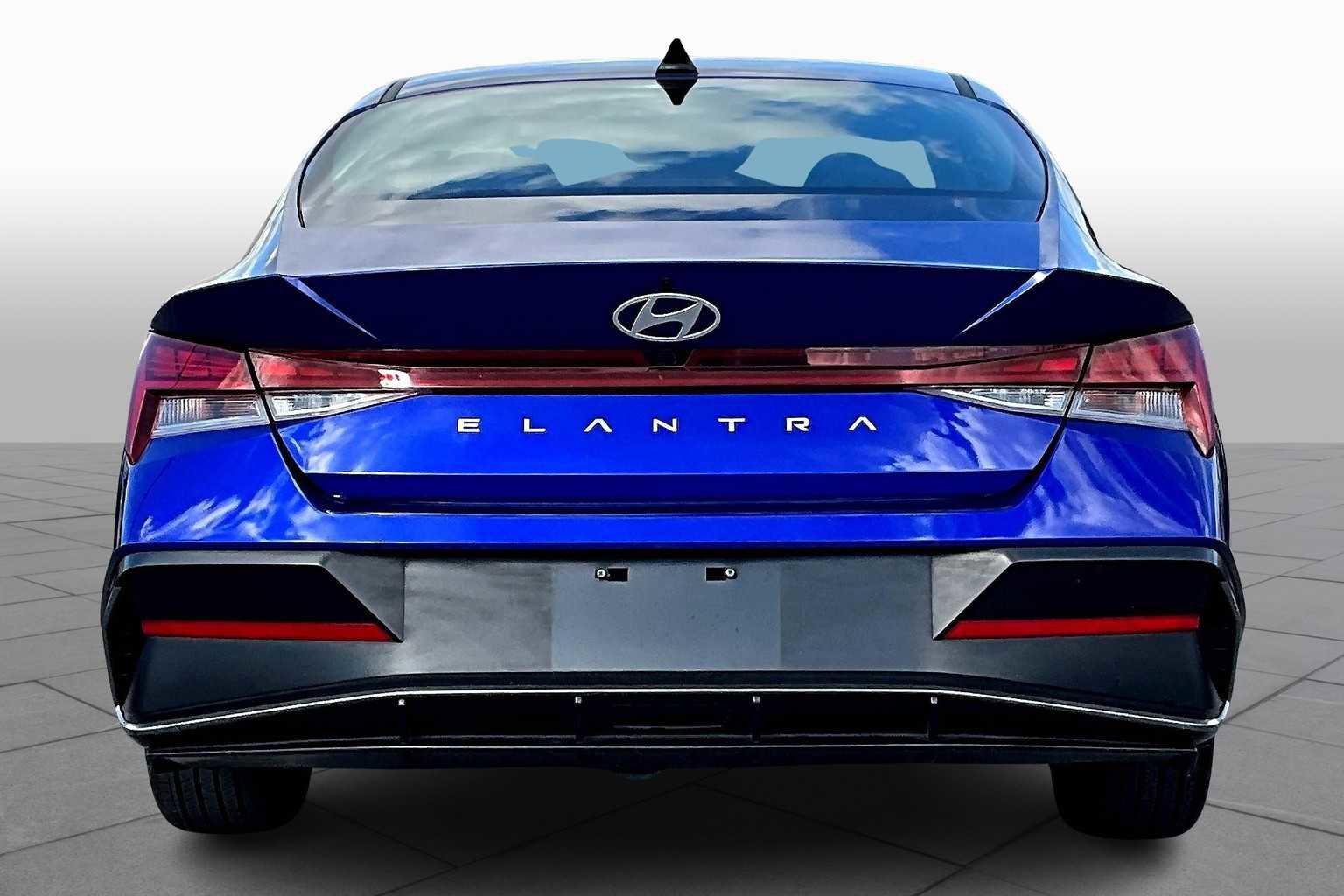 Used 2024 Hyundai Elantra SEL w/ Convenience Package image 4