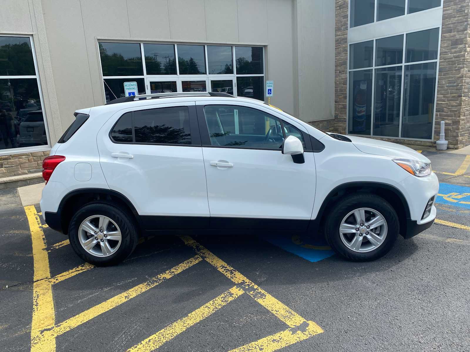 Used 2022 Chevrolet Trax LT w/ LT Convenience Package AWD/4WD image 14
