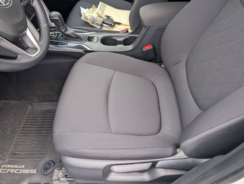 Used 2022 Toyota Corolla Cross LE AWD/4WD image 19